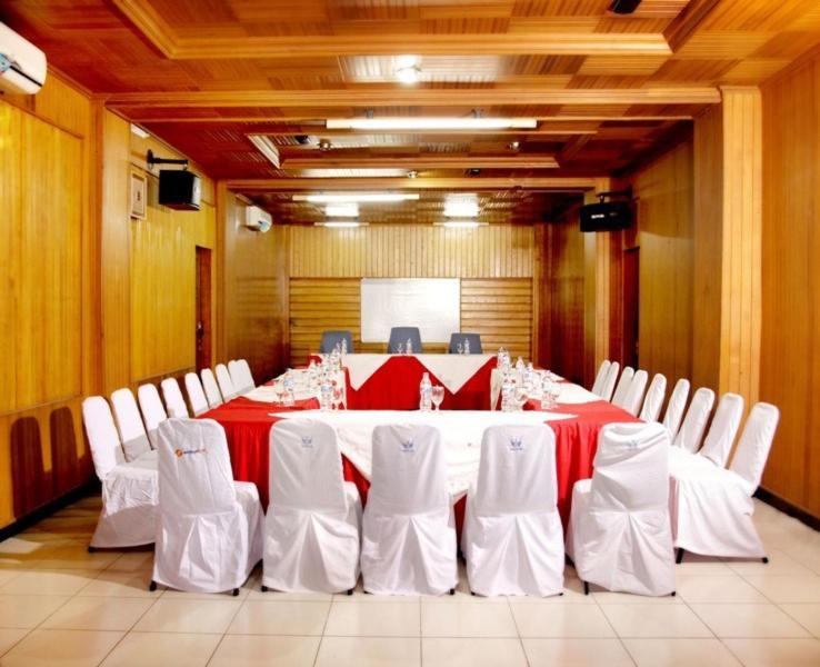 Ambun Suri Hotel Bukittinggi Exterior photo